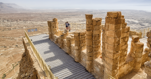 vid-na-pustynyu-i-myortvoe-more-s-kreposti-masada